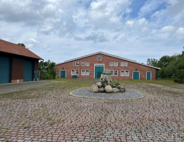 Exklusives Anwesen nahe Emden: Leben mit Pferd auf zauberhafter Reitanlage mit denkmalgeschütztem Bauernhaus