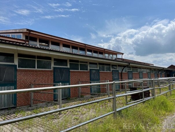 Exklusives Anwesen nahe Emden: Leben mit Pferd auf zauberhafter Reitanlage mit denkmalgeschütztem Bauernhaus