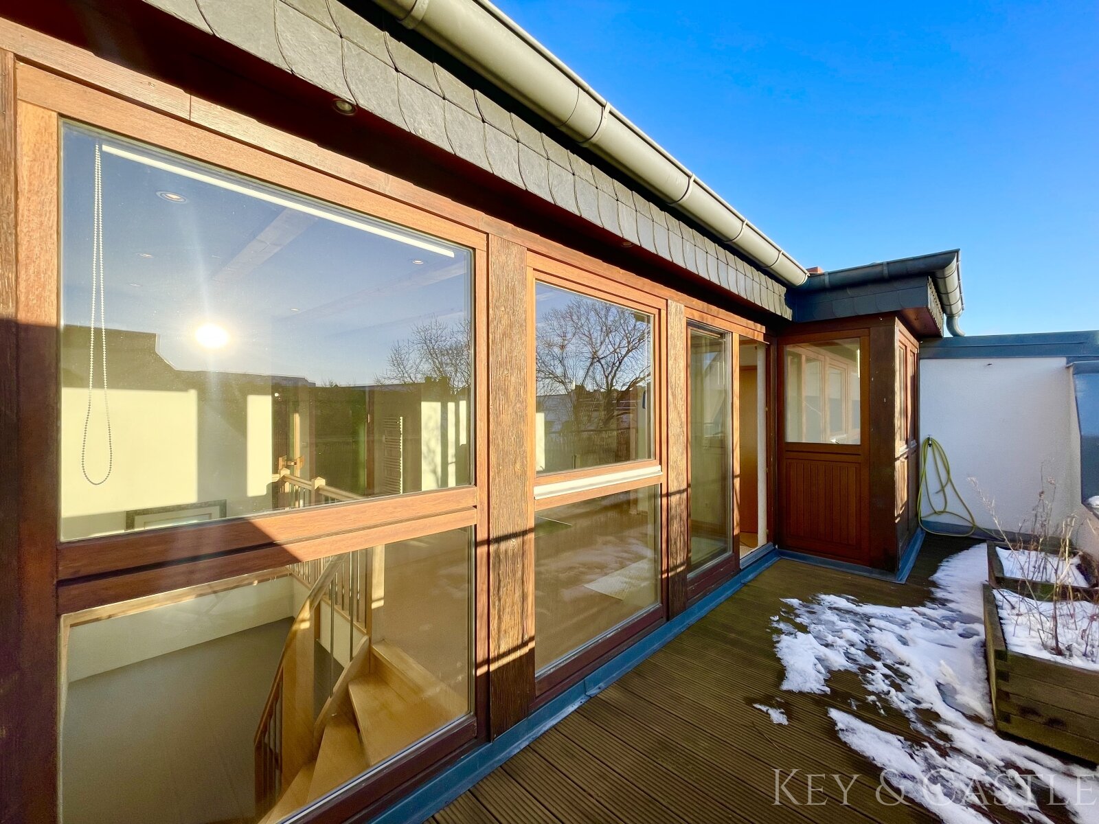 Wunderschöne Maisonette-Wohnung mit Sauna, Dachterrasse und Kamin über den Dächern von Alt-Tegel