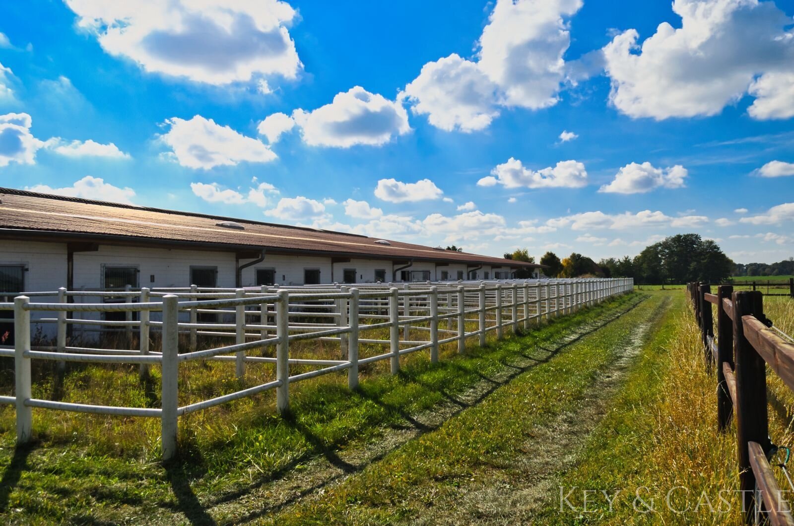 Einmalige Reitanlage bei Potsdam mit 16 Hektar arrondiertem Land