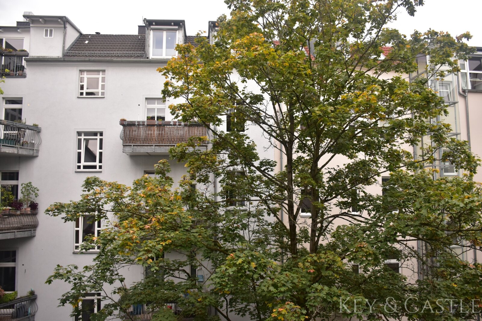 Ruhiges Gartenhaus im Helmholzkiez – 3 Zimmer mit zwei Balkonen