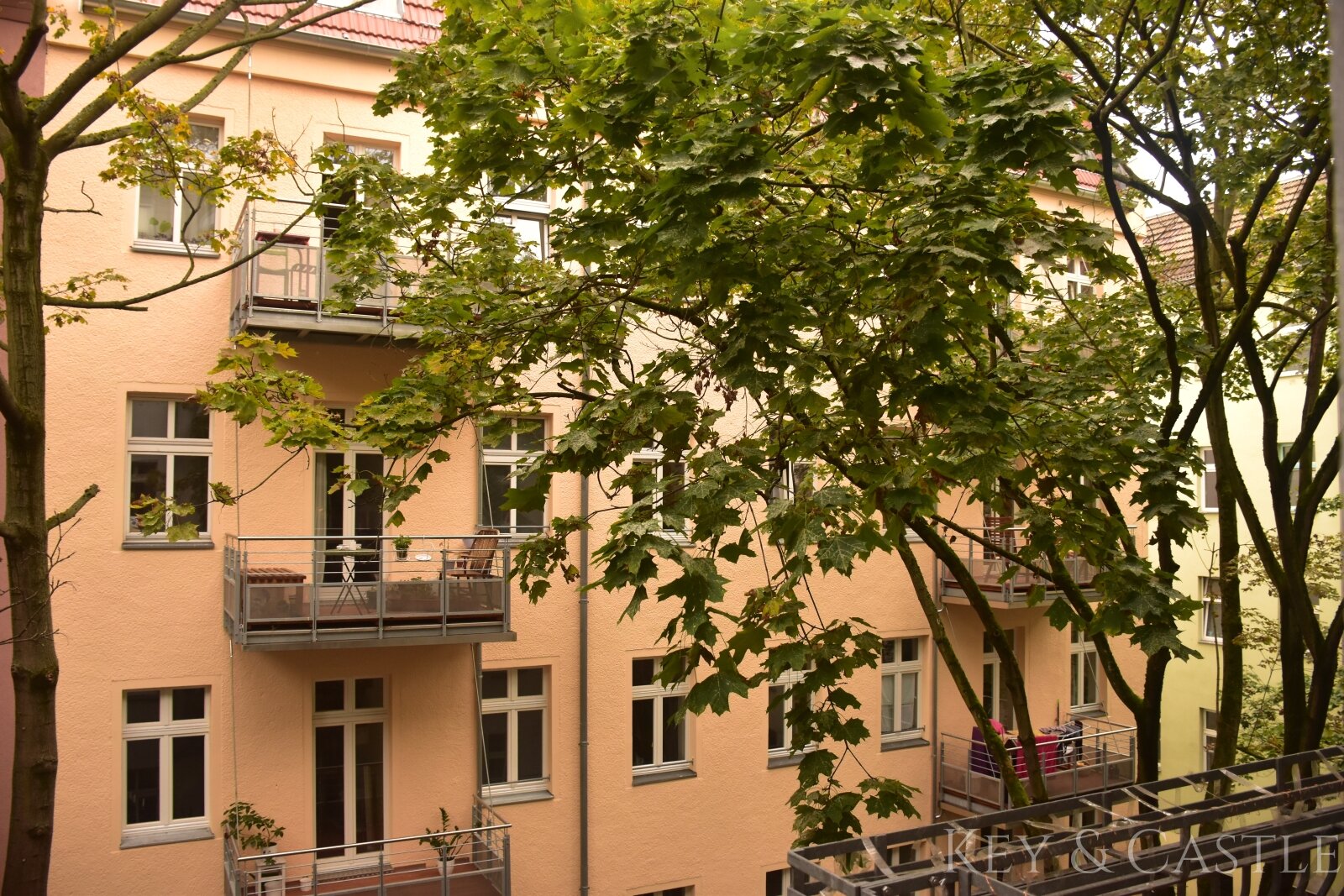 Ruhiges Gartenhaus im Helmholzkiez – 3 Zimmer mit zwei Balkonen