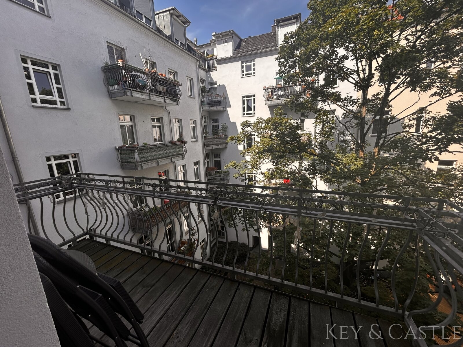 Ruhiges Gartenhaus im Helmholzkiez – 3 Zimmer mit zwei Balkonen