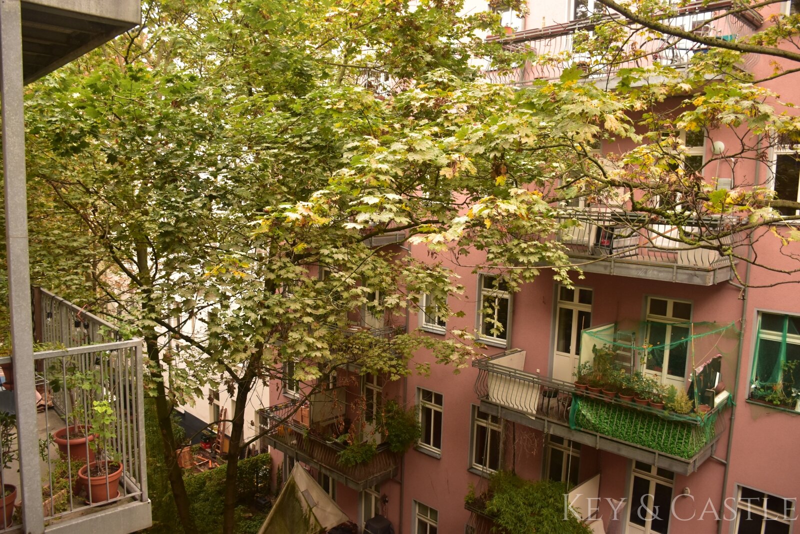 Ruhiges Gartenhaus im Helmholzkiez – 3 Zimmer mit zwei Balkonen