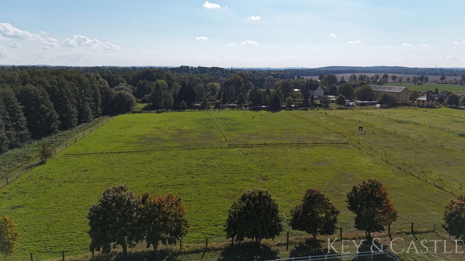 Einmalige Lage- Reitsportanlage bei Potsdam mit 16 Hektar arrondiertem Land
