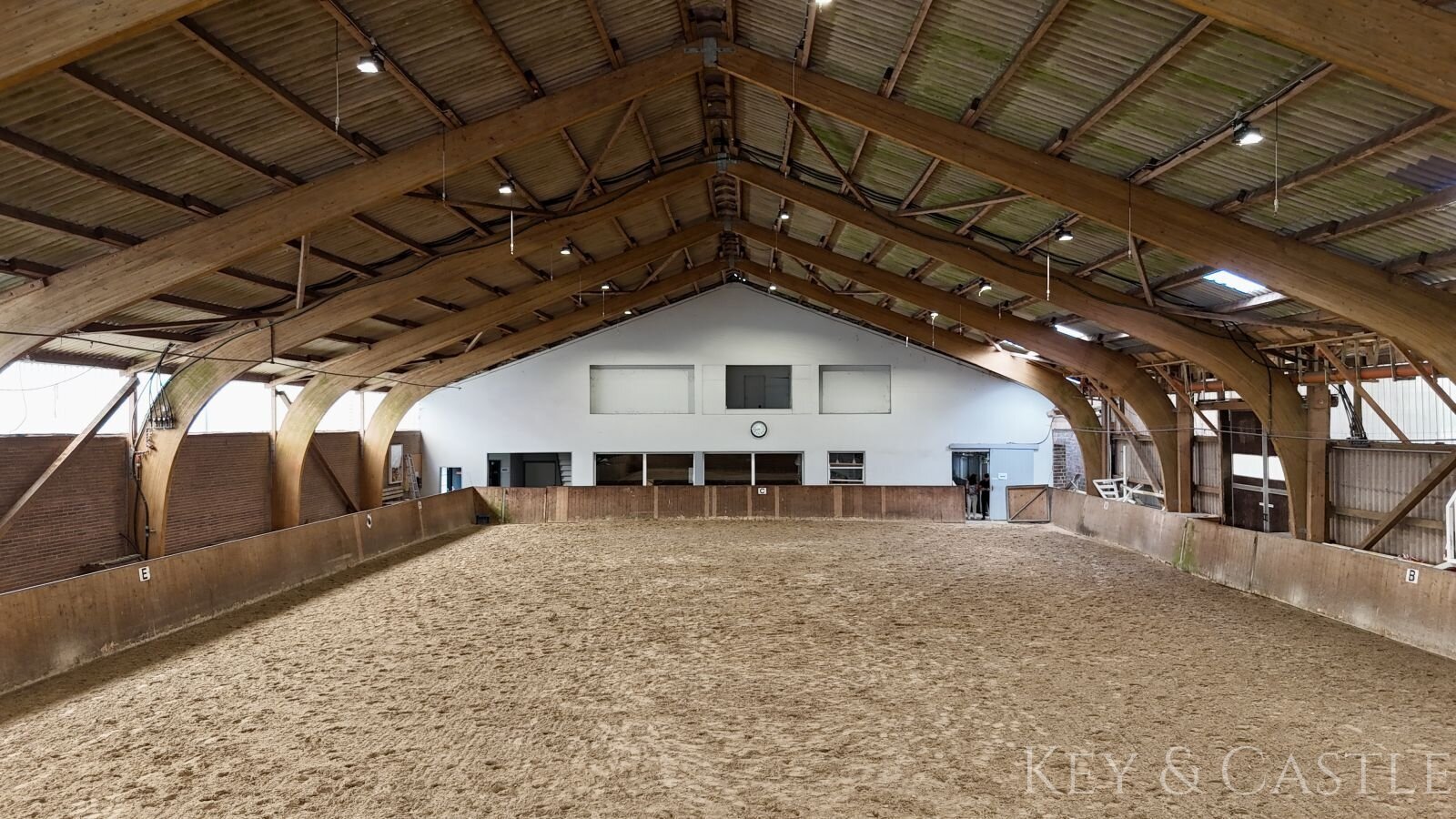 **provisionsfrei**Gepflegte Reitanlage mit erstklassigen Trainingsmöglichkeiten und Wohnhaus