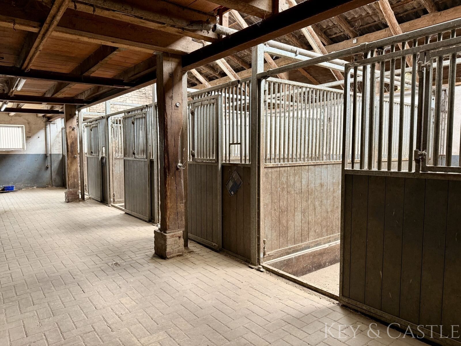 **provisionsfrei**Gepflegte Reitanlage mit erstklassigen Trainingsmöglichkeiten und Wohnhaus