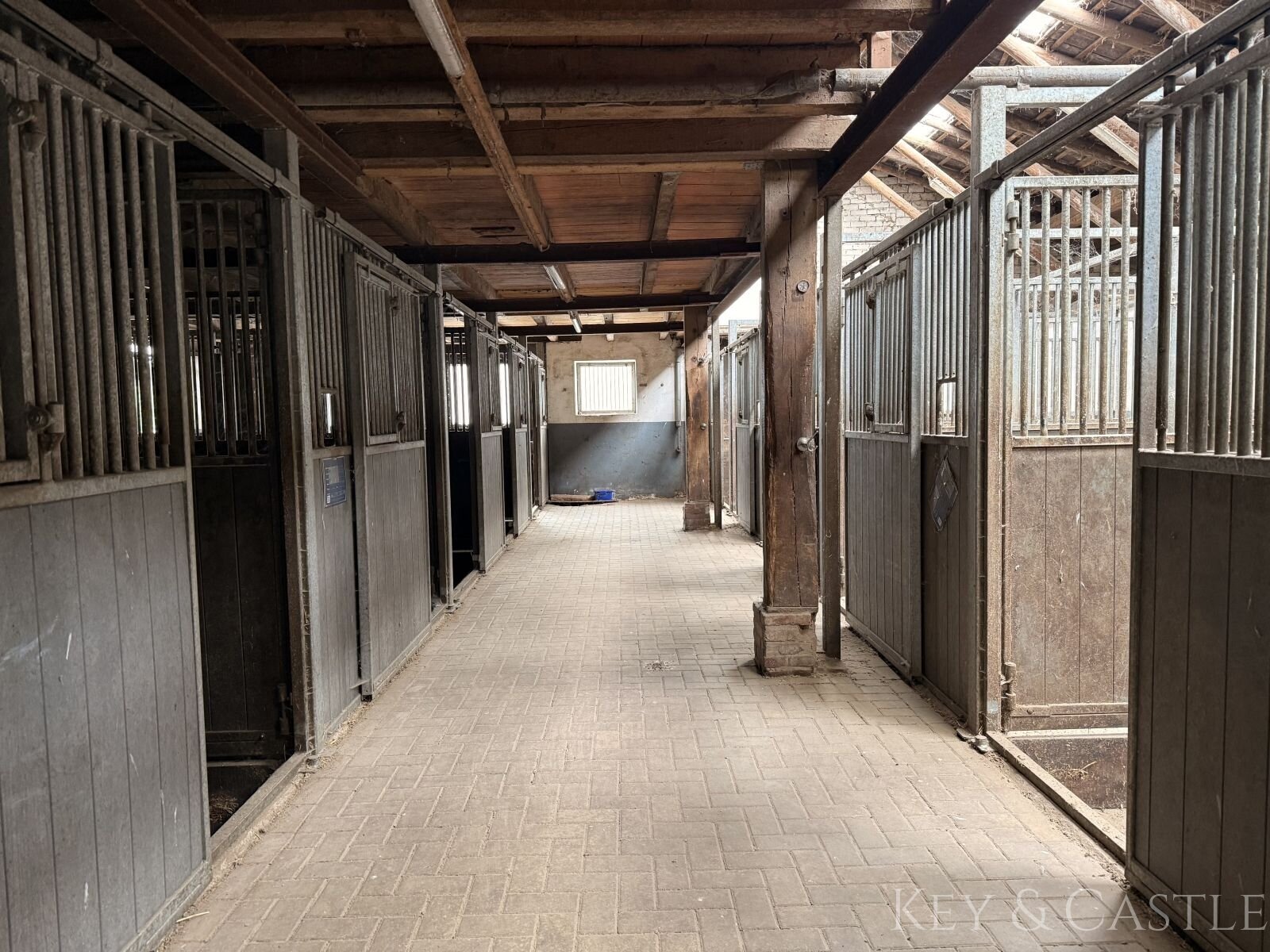 **provisionsfrei**Gepflegte Reitanlage mit erstklassigen Trainingsmöglichkeiten und Wohnhaus