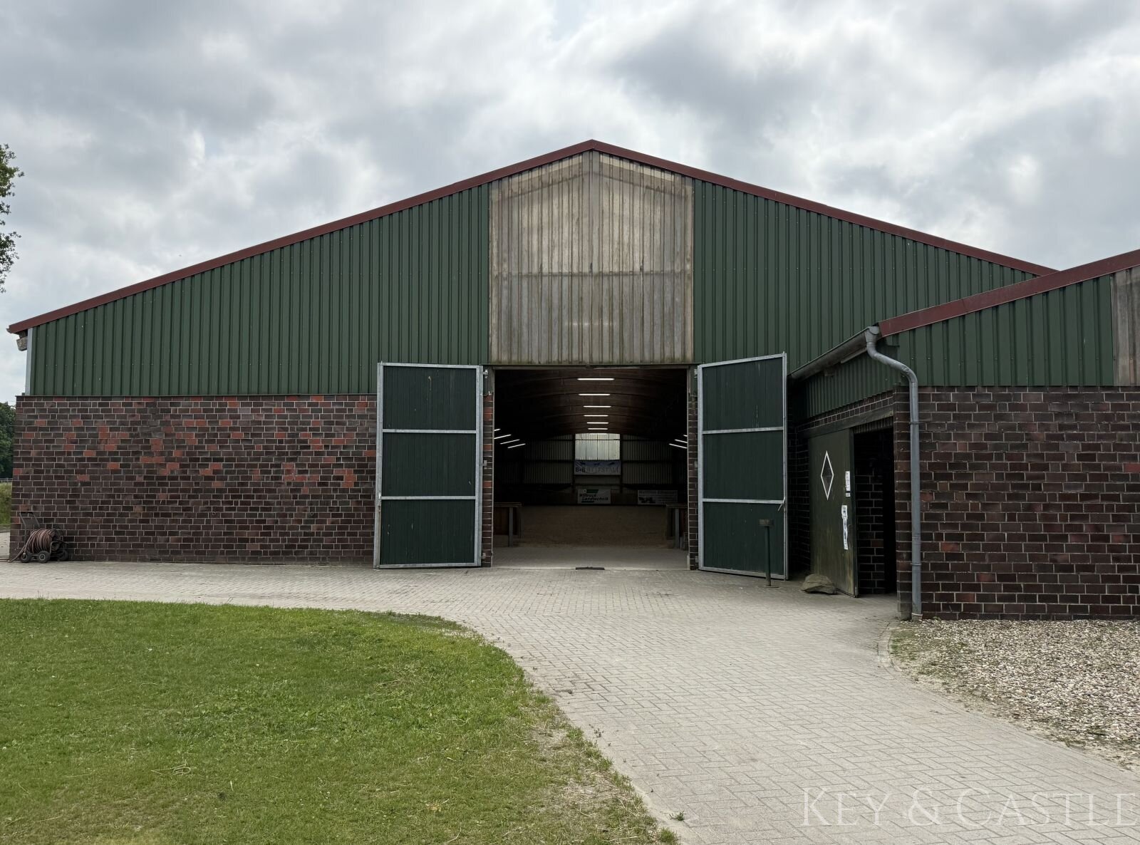 **provisionsfrei**Gepflegte Reitanlage mit erstklassigen Trainingsmöglichkeiten und Wohnhaus