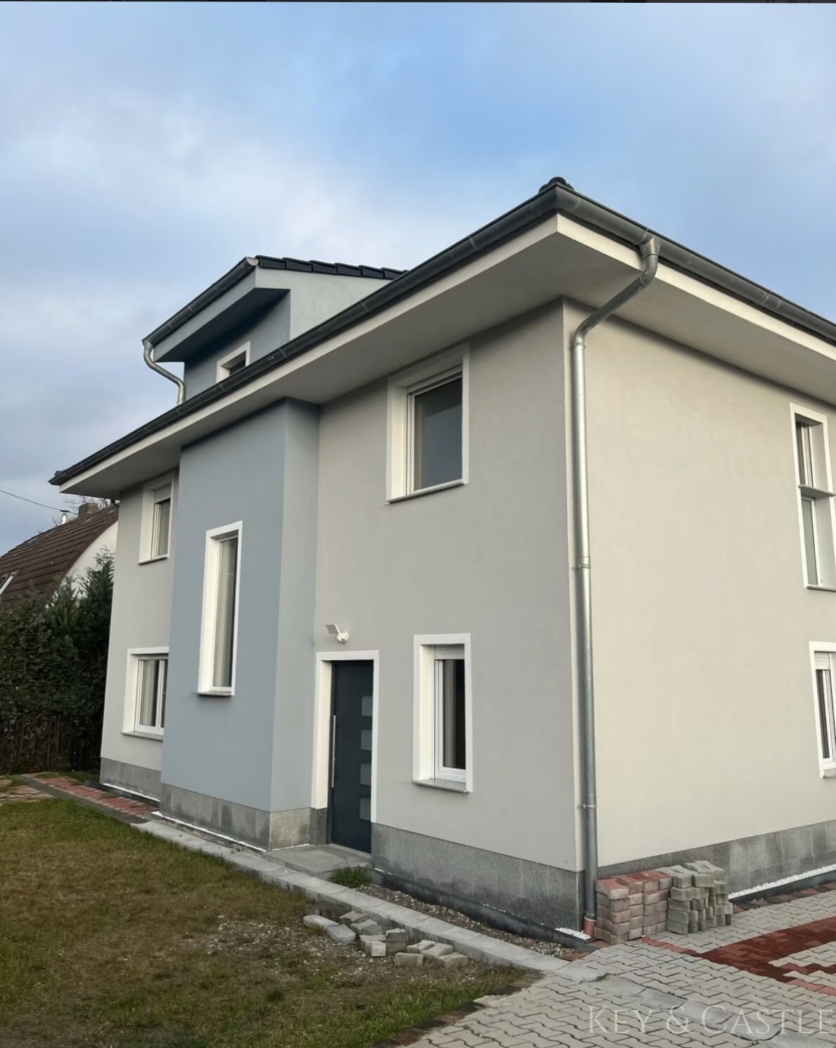 Modernes Neubauhaus mit Garten und Doppelgarage