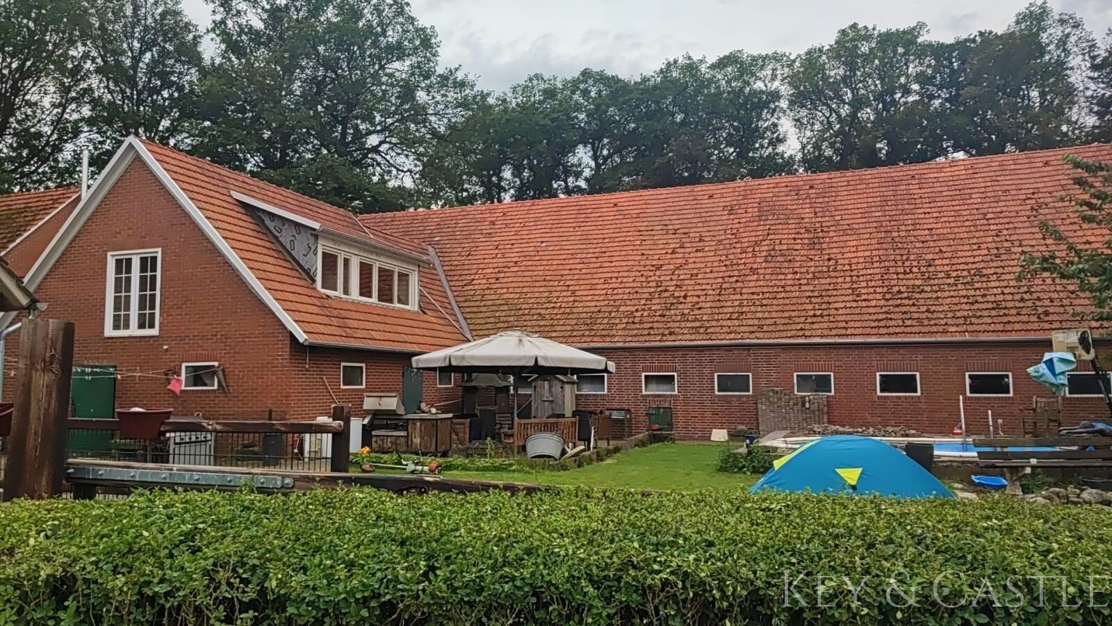 Vielseitige Reitanlage mit mehreren Wohneinheiten, arrondiertem Land und bester Lage für Reiter 