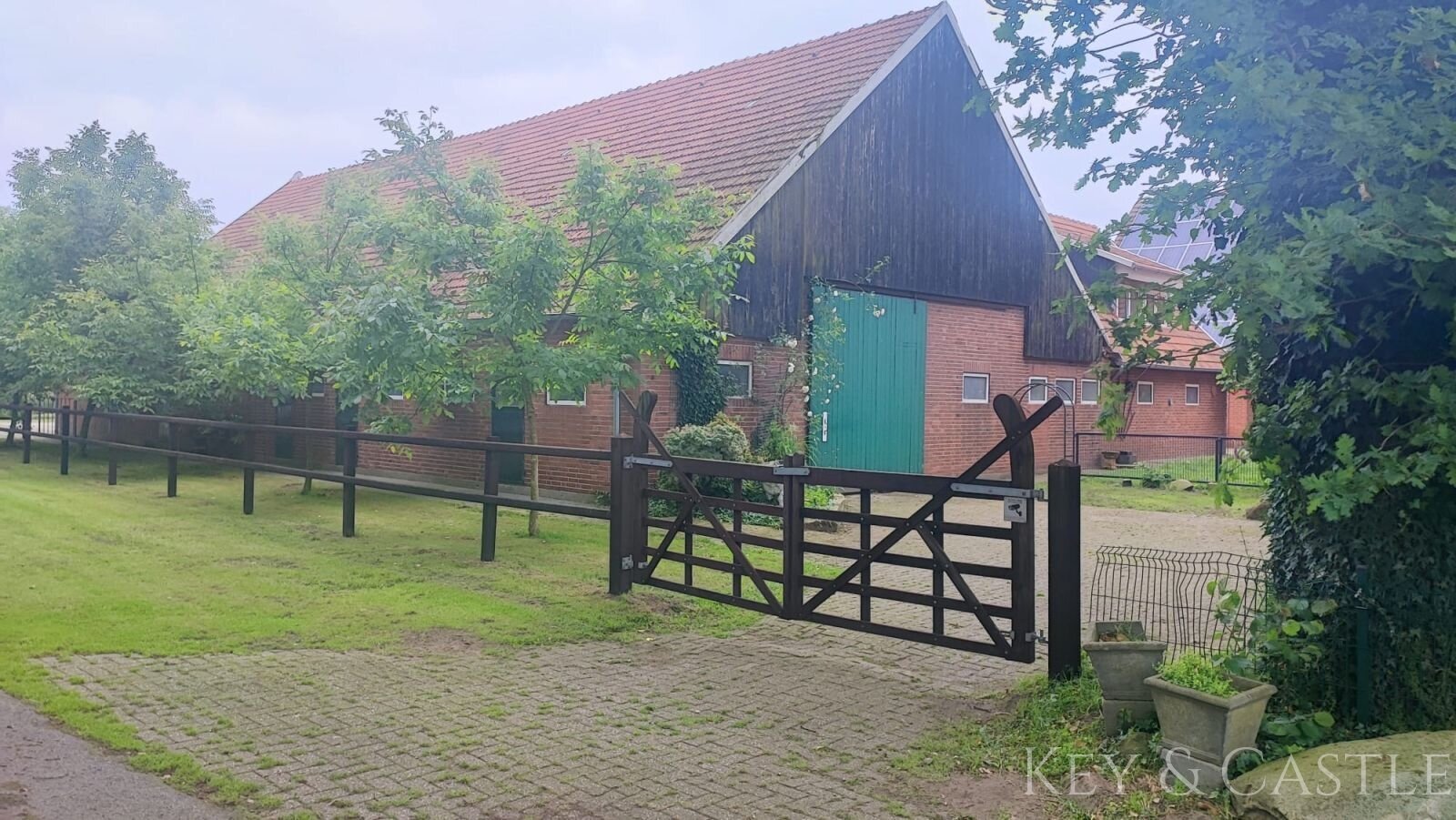 Vielseitige Reitanlage mit mehreren Wohneinheiten, arrondiertem Land und bester Lage für Reiter 