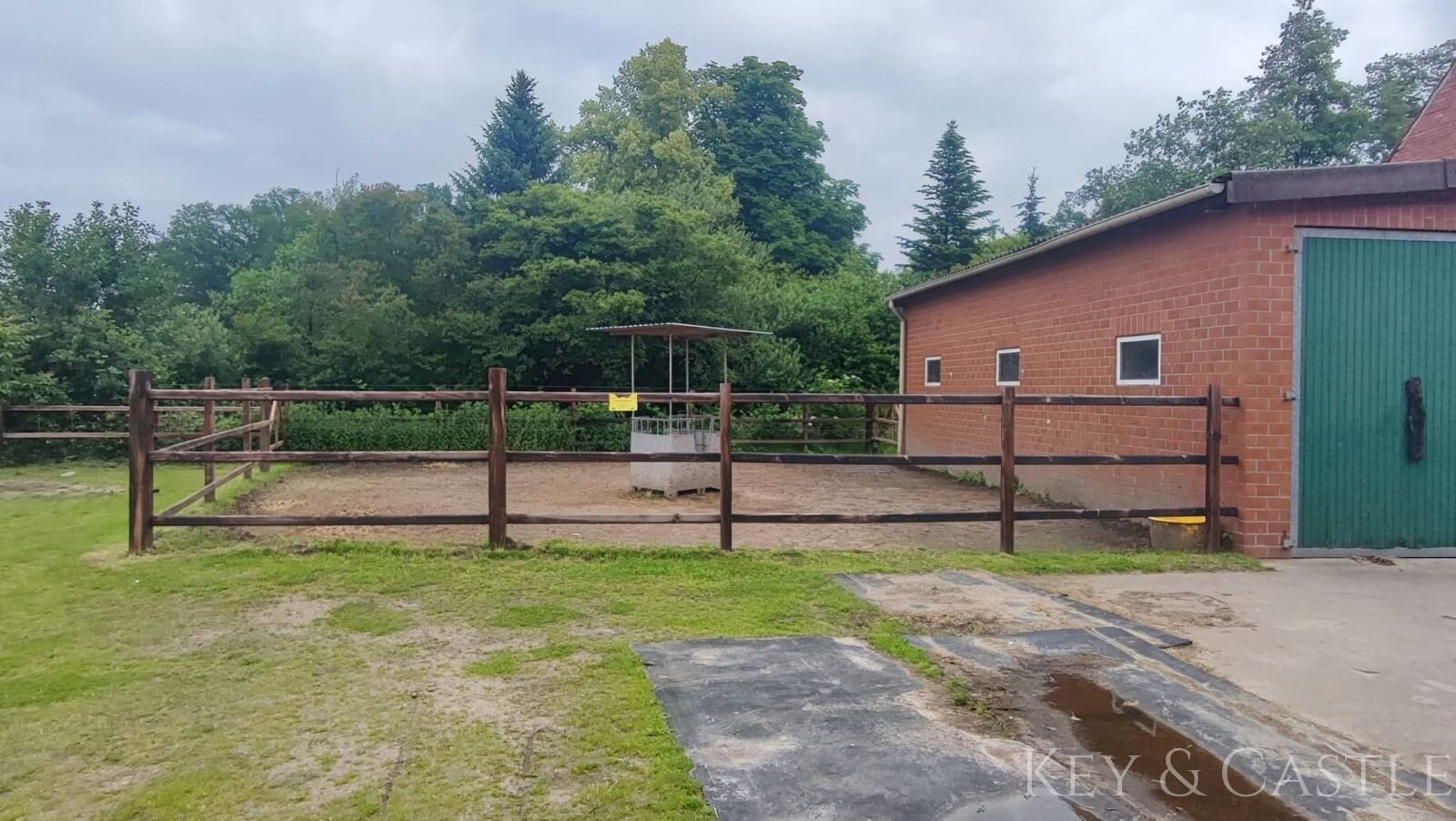 Vielseitige Reitanlage mit mehreren Wohneinheiten, arrondiertem Land und bester Lage für Reiter 