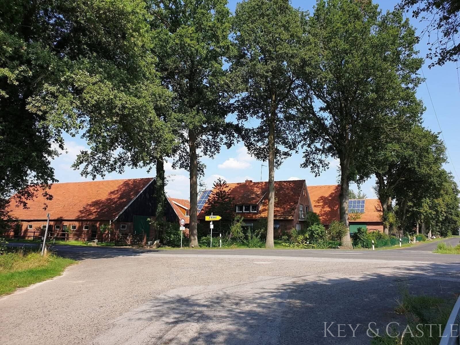 Vielseitige Reitanlage mit mehreren Wohneinheiten, arrondiertem Land und bester Lage für Reiter 