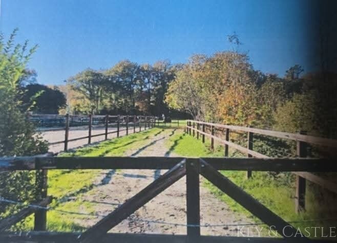 Vielseitige Reitanlage mit mehreren Wohneinheiten, arrondiertem Land und bester Lage für Reiter 