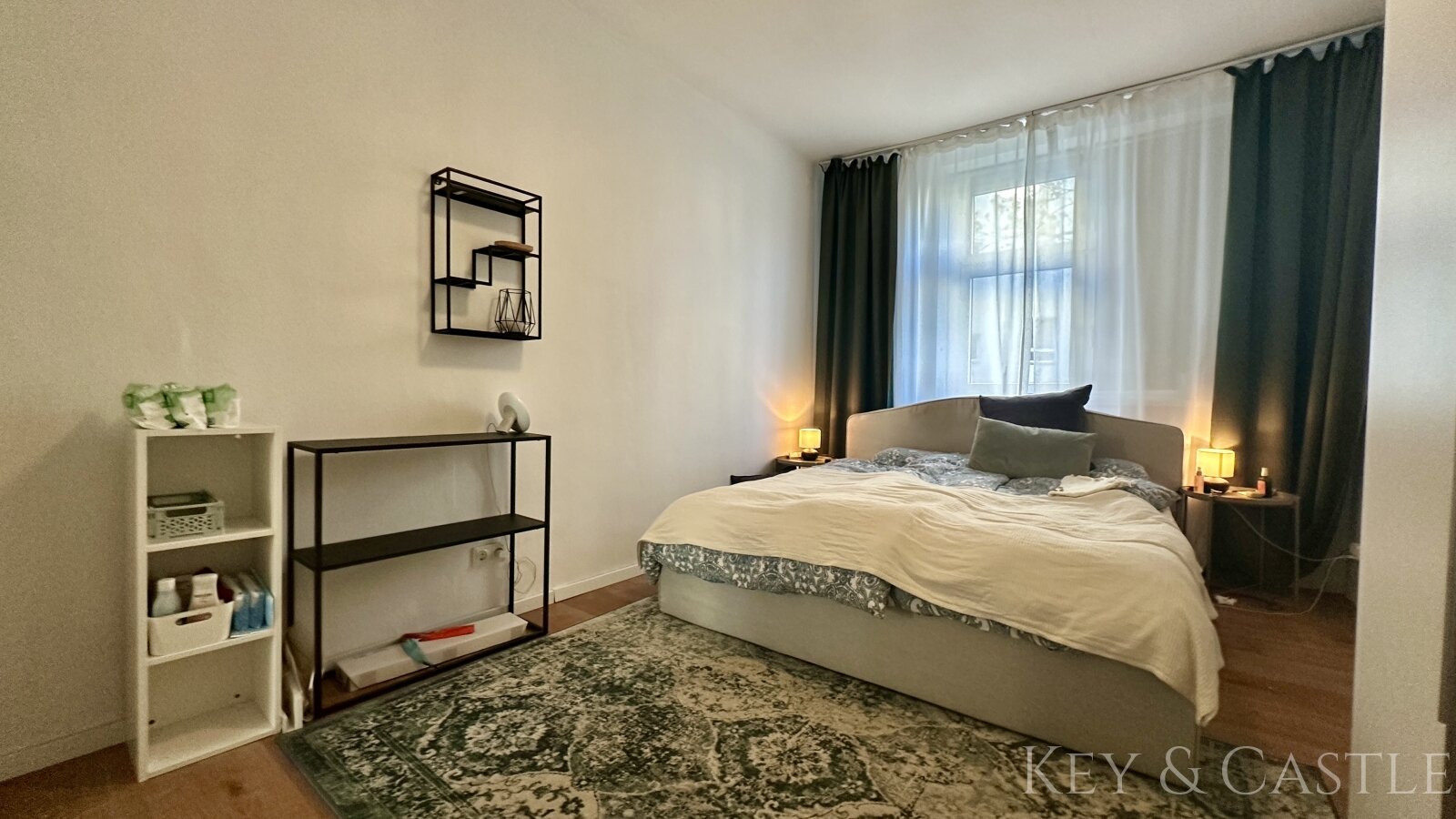 Potenzialwunder am Uferweg: Teilsanierte 2-Zimmer-Oase mit Wasserblick-Nähe