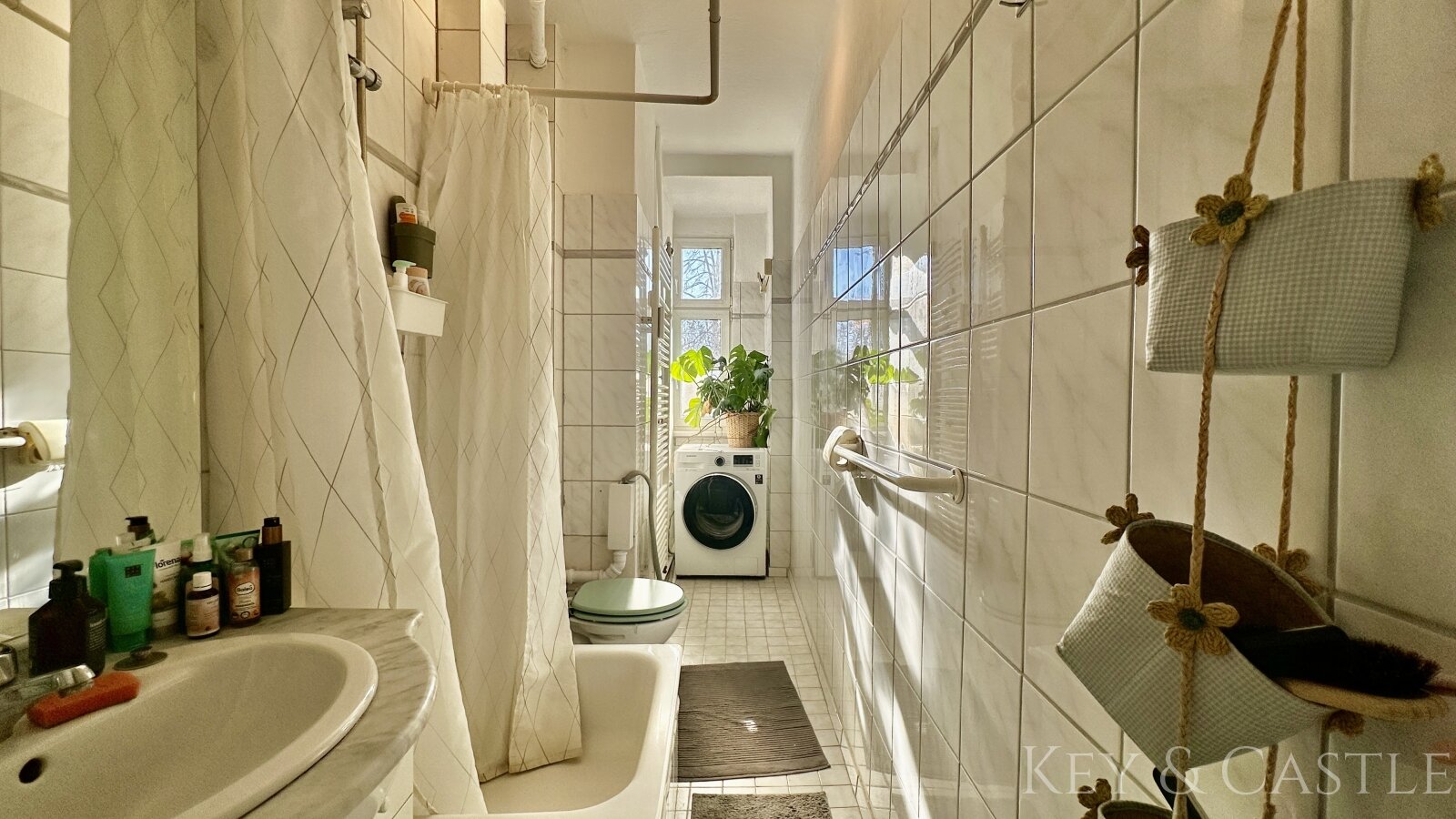 Potenzialwunder am Uferweg: Teilsanierte 2-Zimmer-Oase mit Wasserblick-Nähe