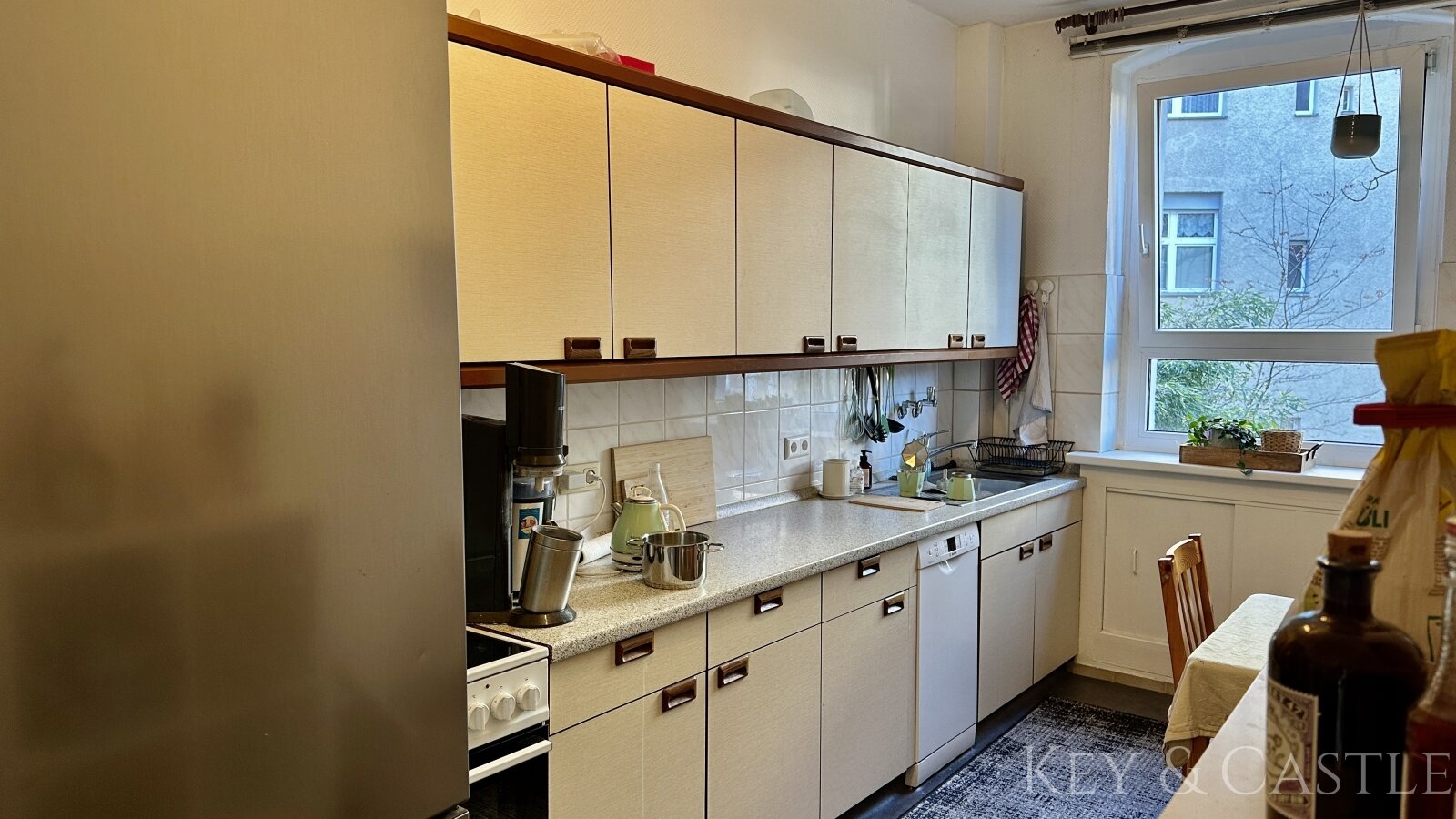 Potenzialwunder am Uferweg: Teilsanierte 2-Zimmer-Oase mit Wasserblick-Nähe