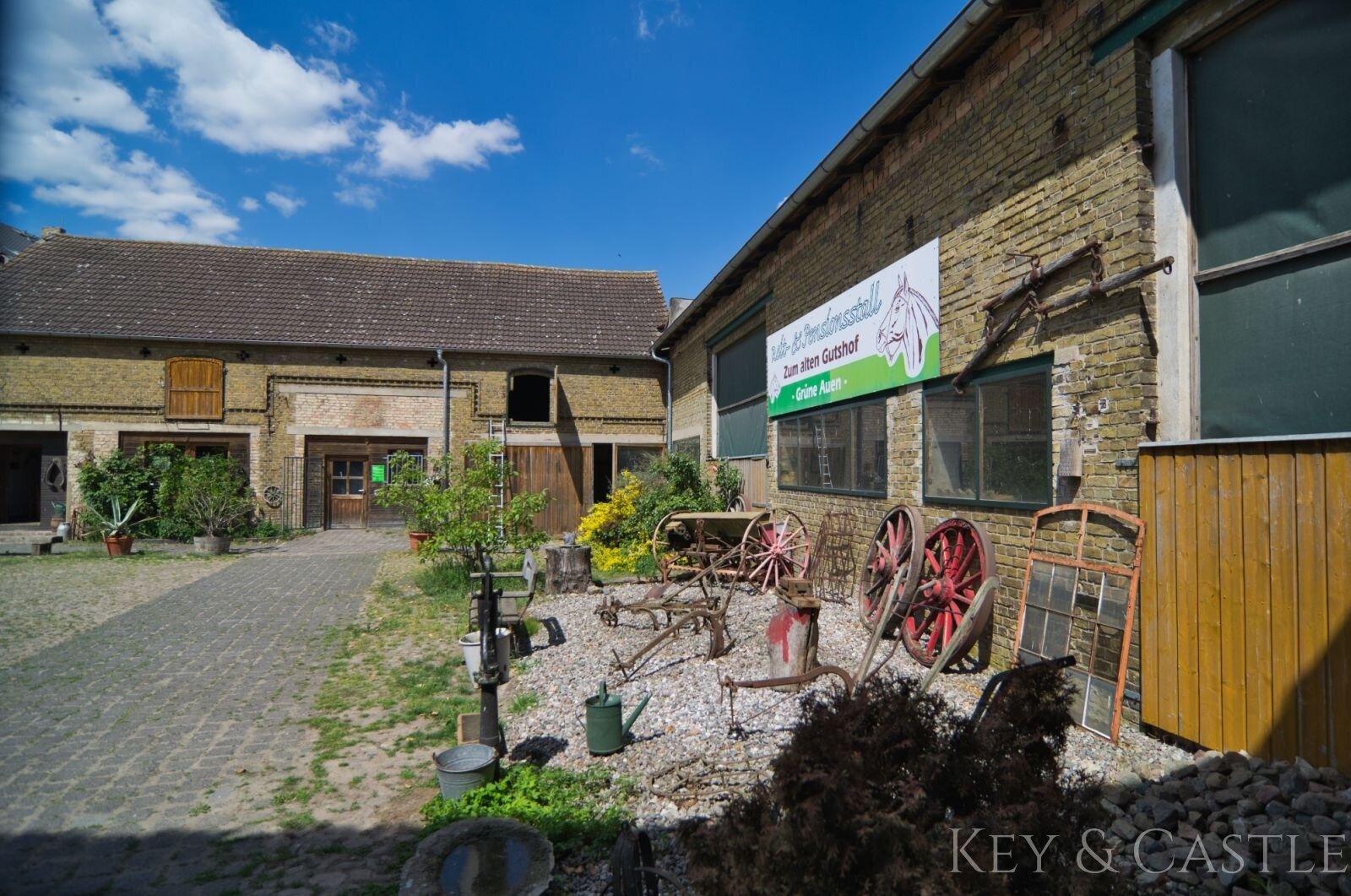 Vor den Toren Berlins – Reitanlage mit arrondiertem Weideland und mehreren Wohneinheiten!