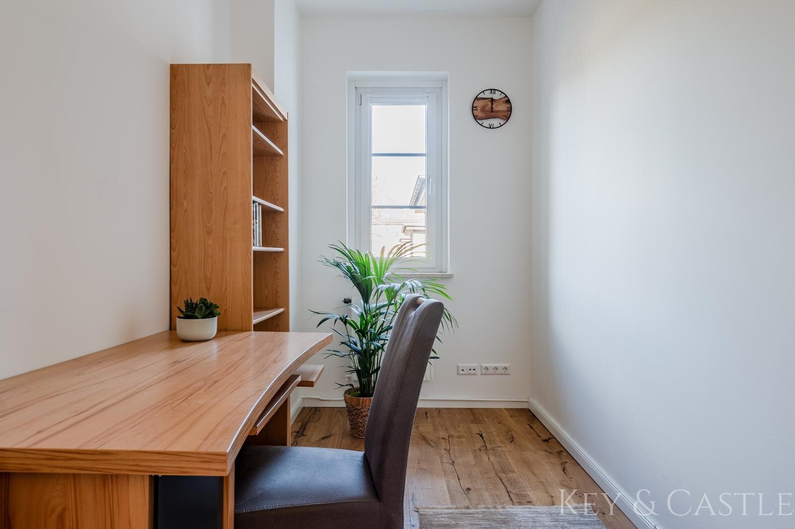 Einziehen & wohlfühlen: Kernsanierte 4-Zimmer-Wohnung mit Balkon & Extrafläche