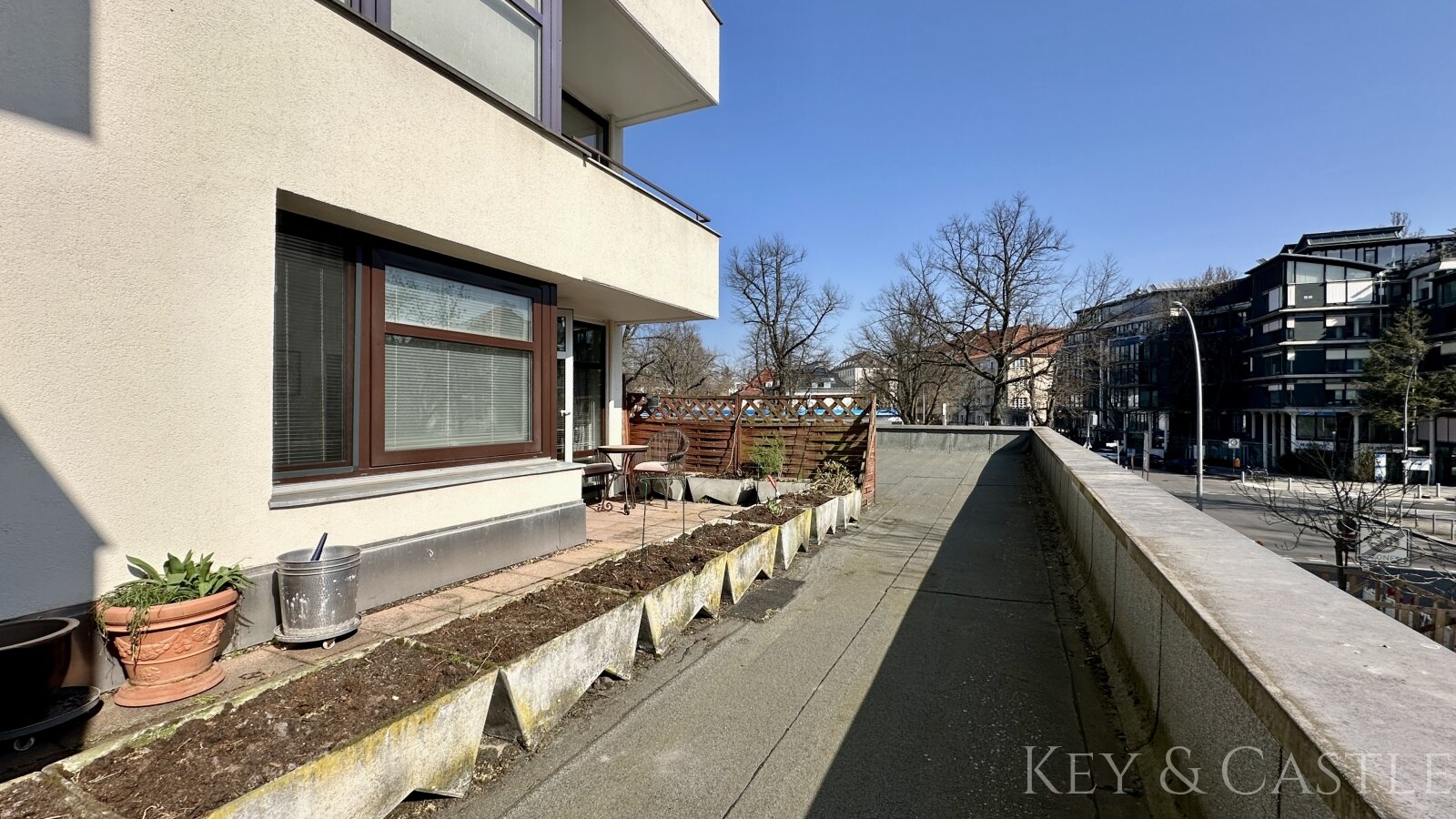 Bezugsfrei im Westend: Apartment mit Terrasse und Stellplatz