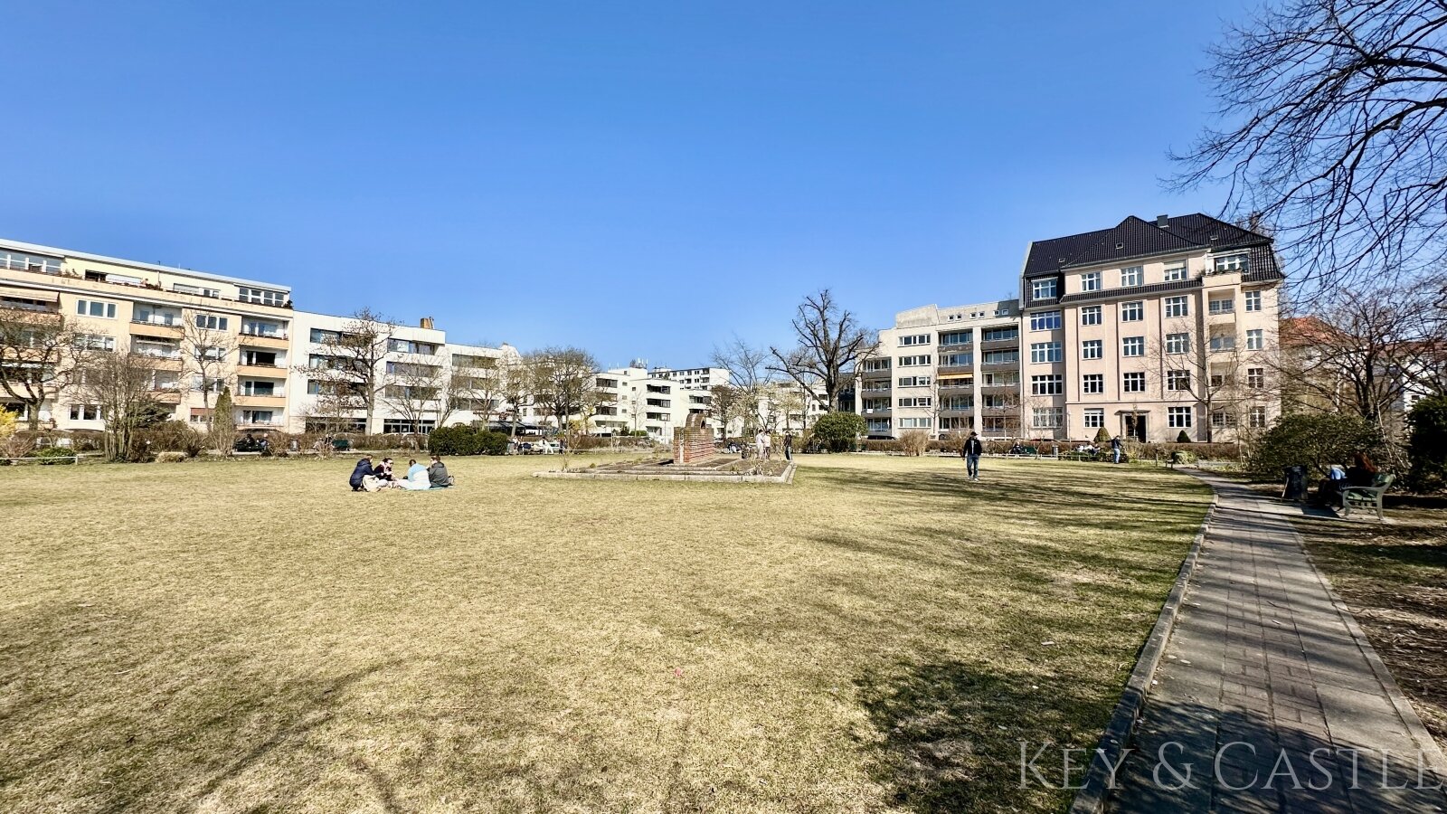 Bezugsfrei im Westend: Apartment mit Terrasse und Stellplatz