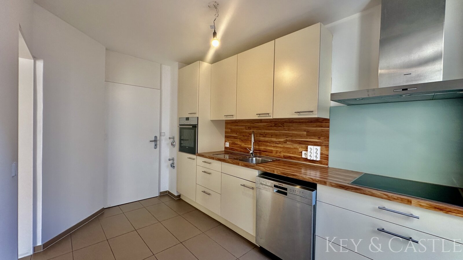 Effizienz trifft Eleganz: 3-Zimmer-Refugium ohne Platzverschwendung in Mitte