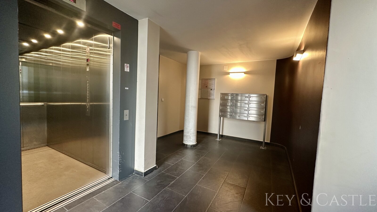 Effizienz trifft Eleganz: 3-Zimmer-Refugium ohne Platzverschwendung in Mitte