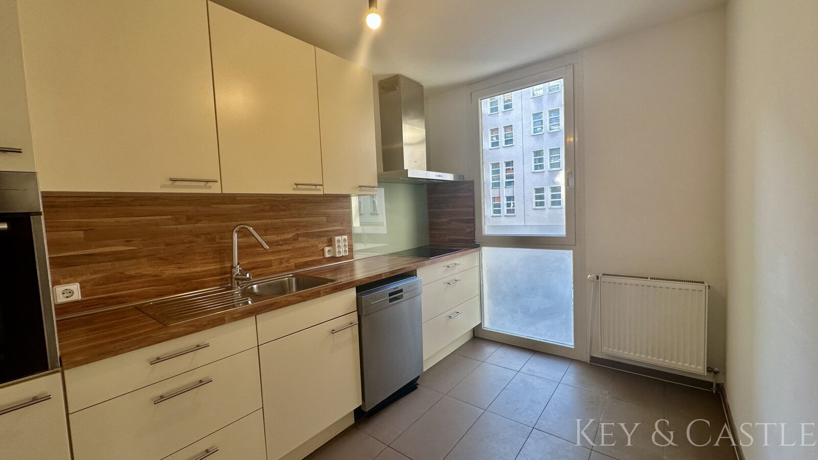 Effizienz trifft Eleganz: 3-Zimmer-Refugium ohne Platzverschwendung in Mitte