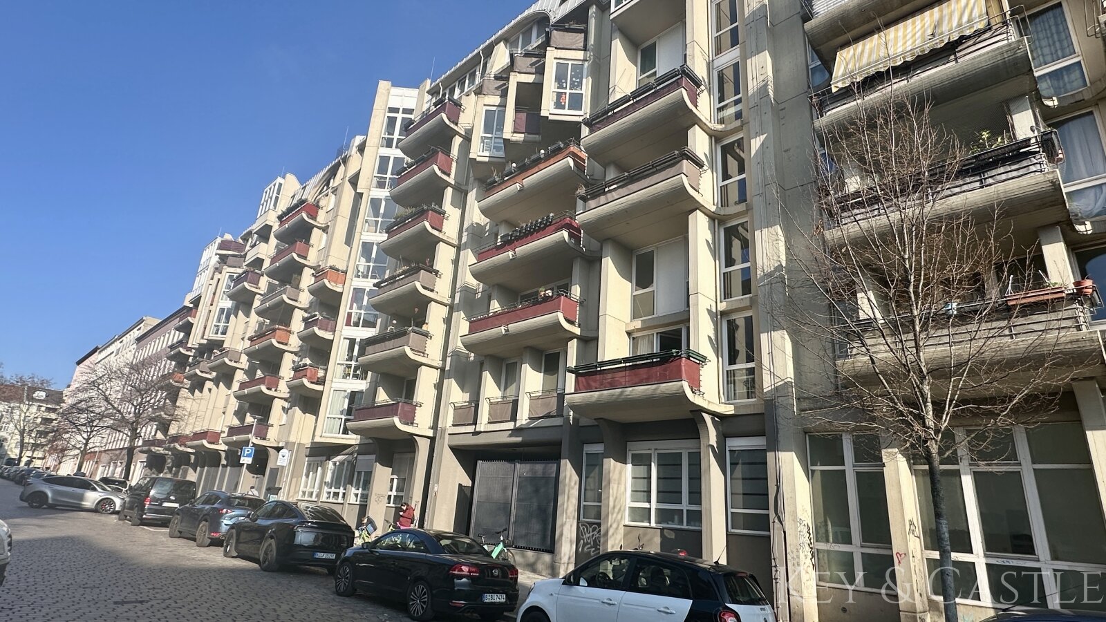 Effizienz trifft Eleganz: 3-Zimmer-Refugium ohne Platzverschwendung in Mitte