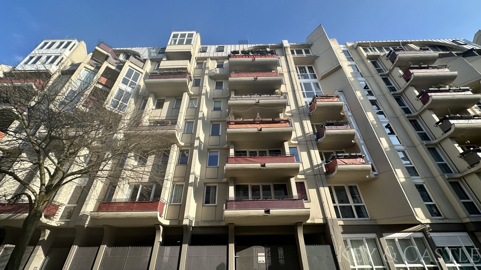 Effizienz trifft Eleganz: 3-Zimmer-Refugium ohne Platzverschwendung in Mitte