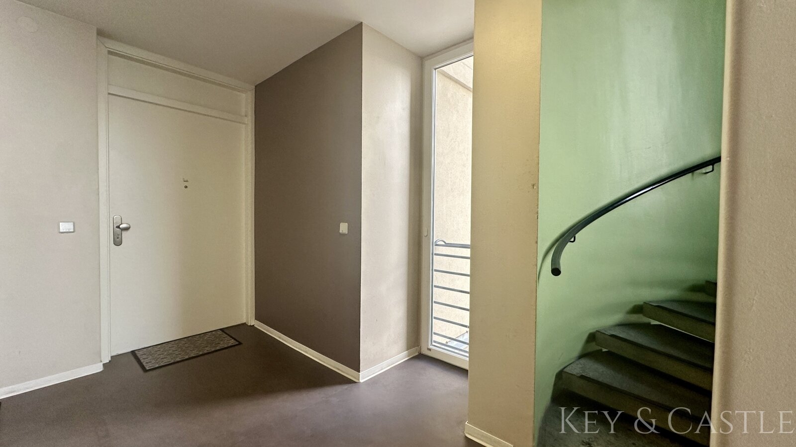 Effizienz trifft Eleganz: 3-Zimmer-Refugium ohne Platzverschwendung in Mitte