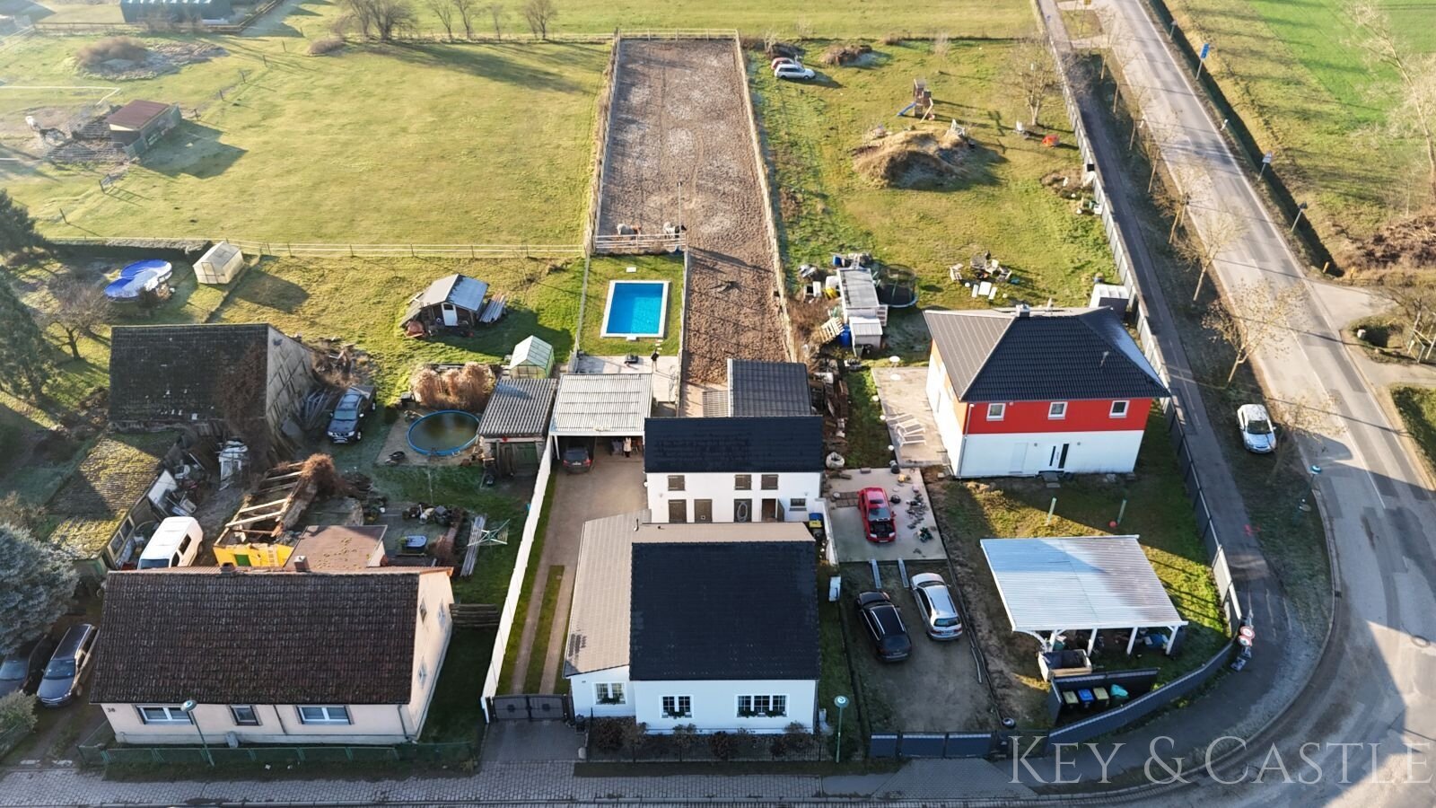 Kernsaniertes Einfamilienhaus mit Pferdehaltung in Oberkrämer 