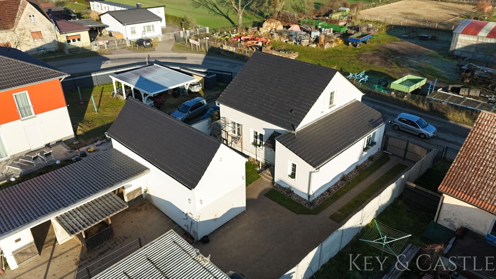 Kernsaniertes Einfamilienhaus mit Pferdehaltung in Oberkrämer 