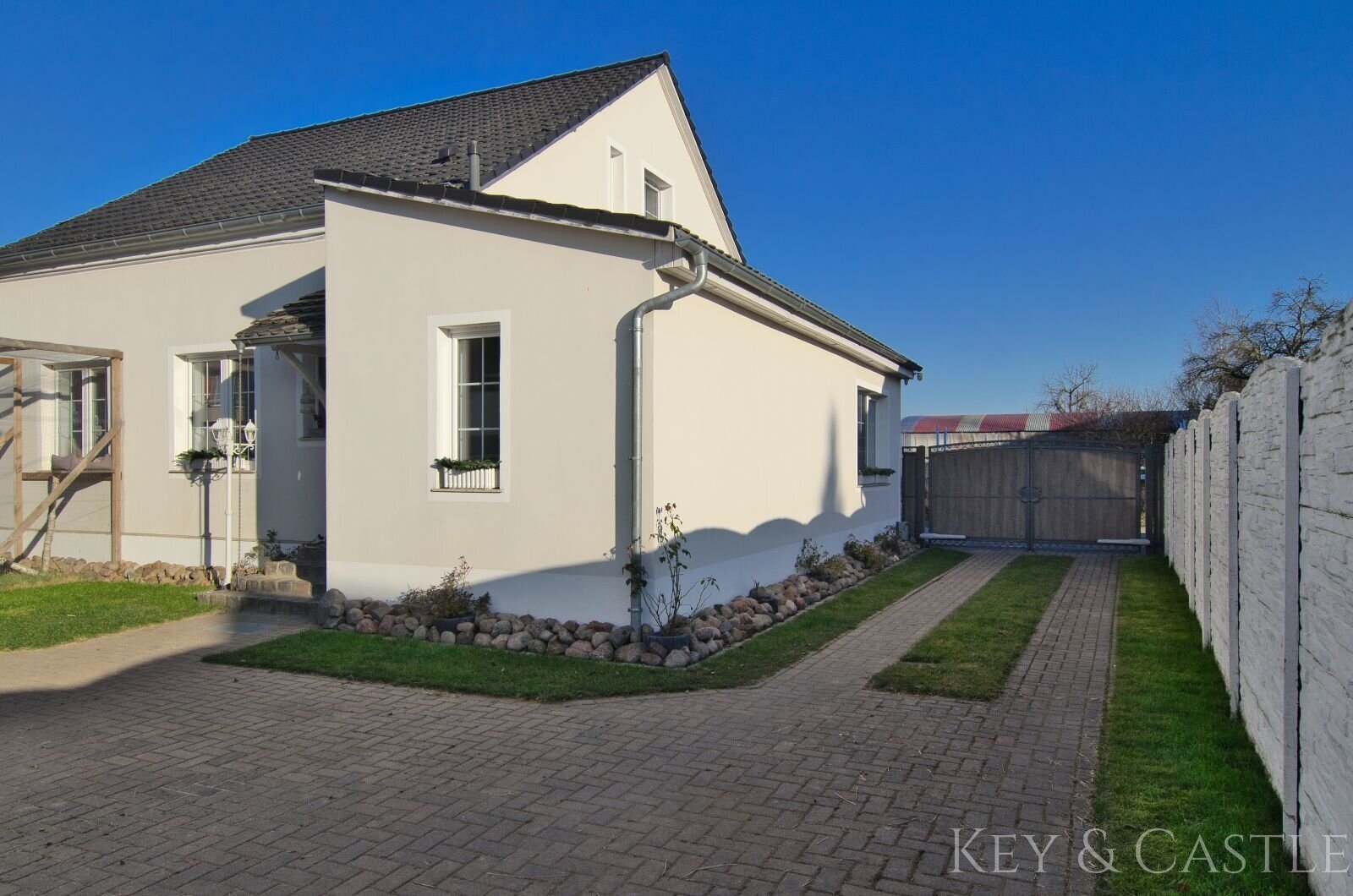 Kernsaniertes Einfamilienhaus mit Pferdehaltung in Oberkrämer 