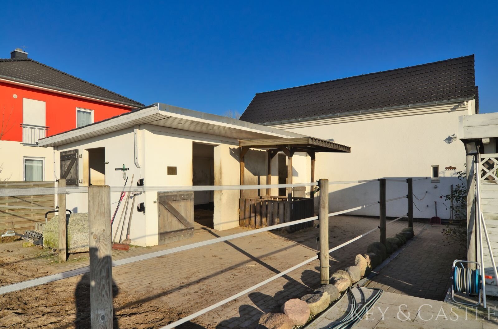 Kernsaniertes Einfamilienhaus mit Pferdehaltung in Oberkrämer 