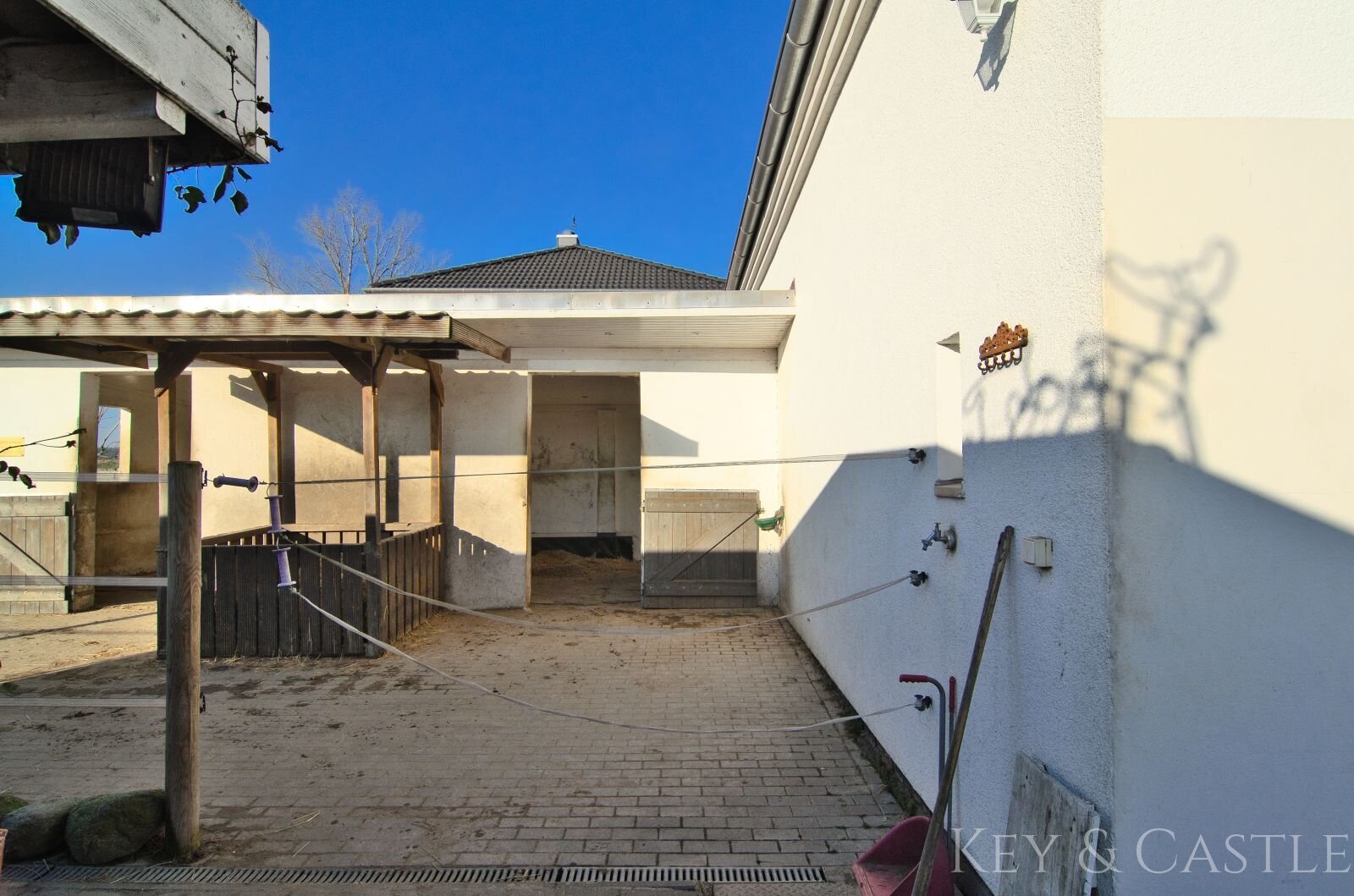 Kernsaniertes Einfamilienhaus mit Pferdehaltung in Oberkrämer 