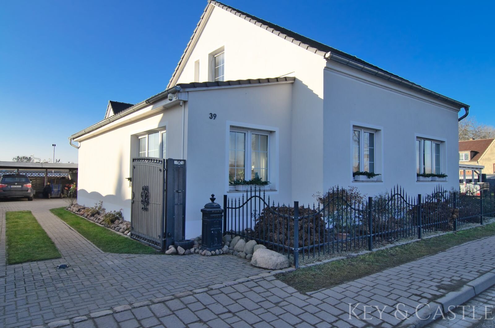 Kernsaniertes Einfamilienhaus mit Pferdehaltung in Oberkrämer 