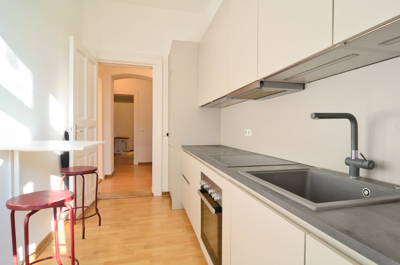 Lichtblick im Hinterhaus: Modernisierter Altbau-Traum mit Balkon