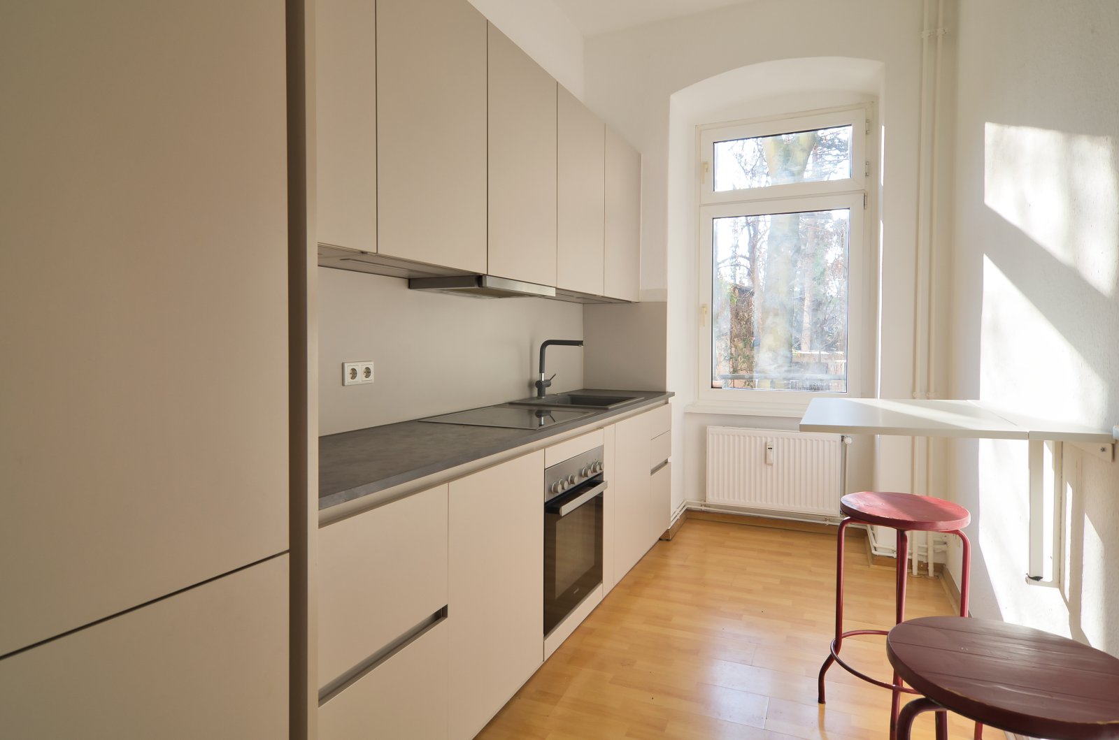 Lichtblick im Hinterhaus: Modernisierter Altbau-Traum mit Balkon