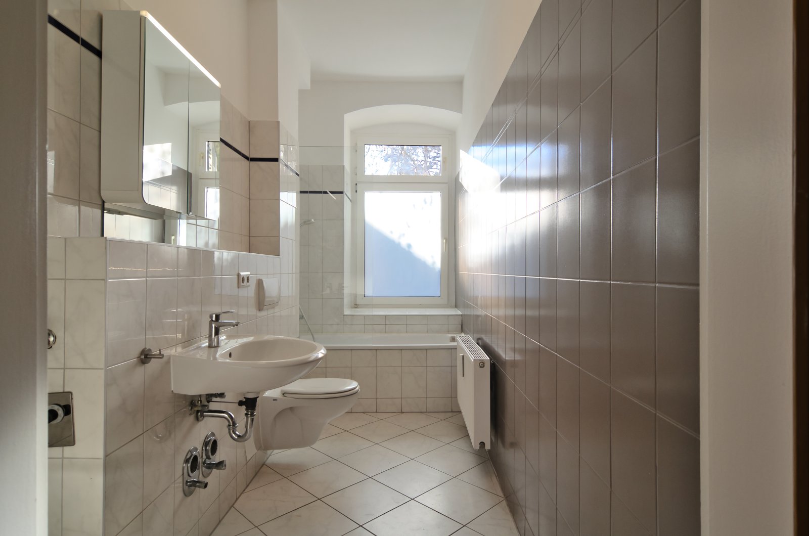 Lichtblick im Hinterhaus: Modernisierter Altbau-Traum mit Balkon