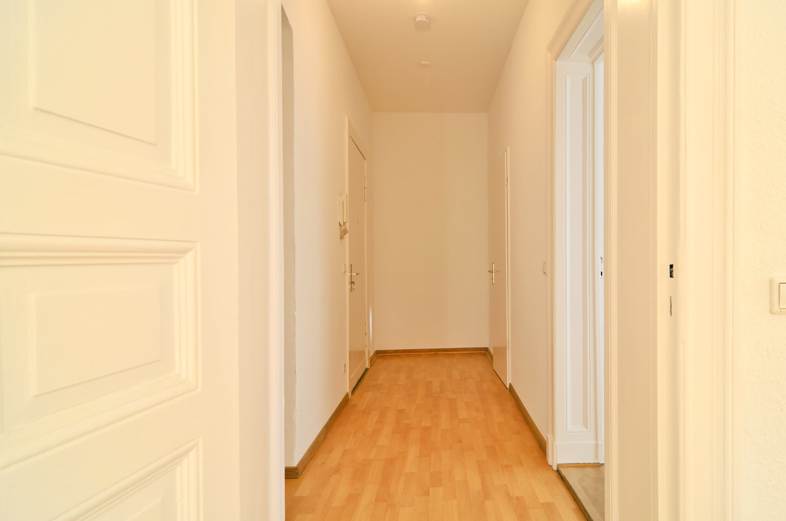 Lichtblick im Hinterhaus: Modernisierter Altbau-Traum mit Balkon