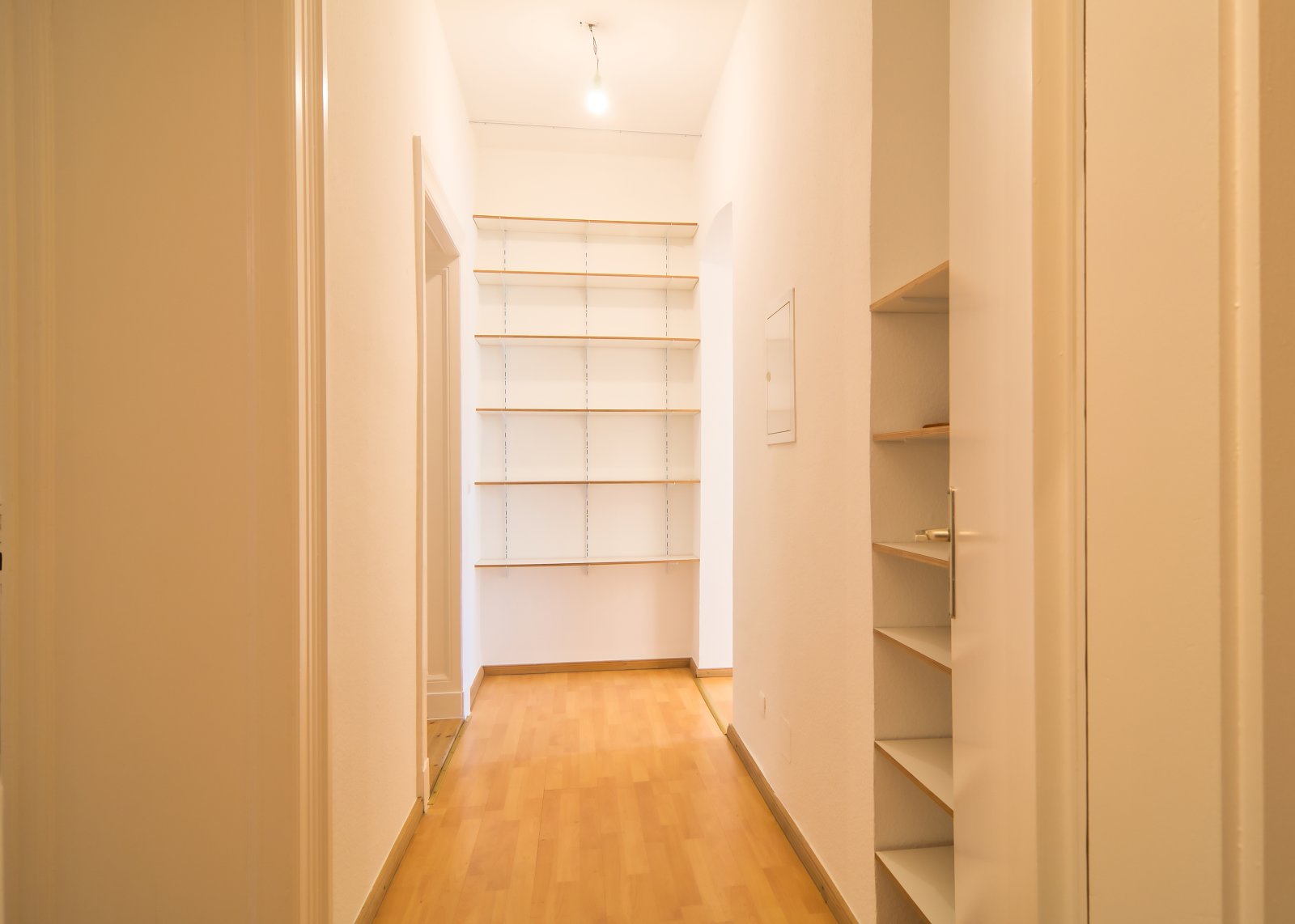 Lichtblick im Hinterhaus: Modernisierter Altbau-Traum mit Balkon