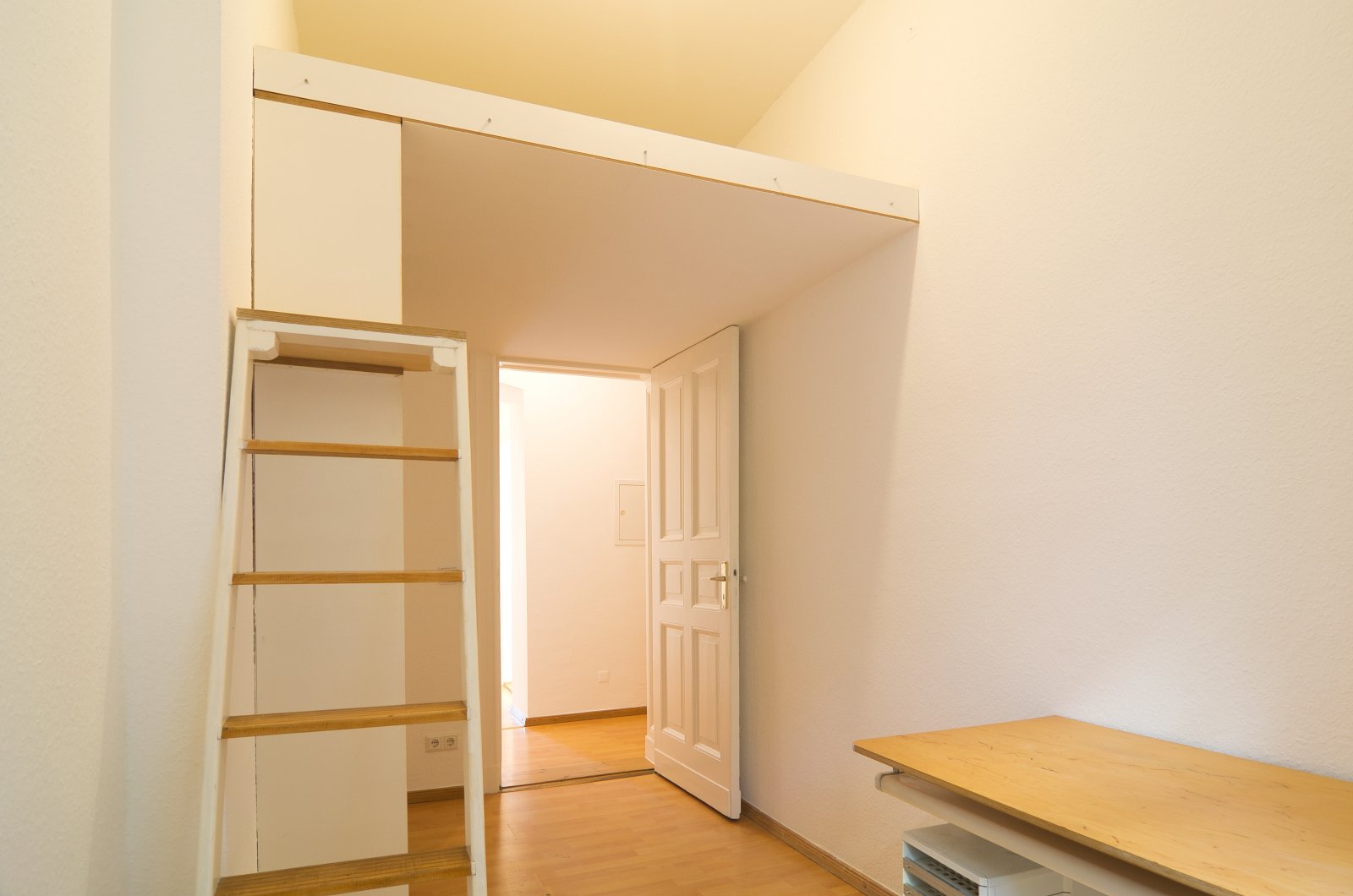 Lichtblick im Hinterhaus: Modernisierter Altbau-Traum mit Balkon