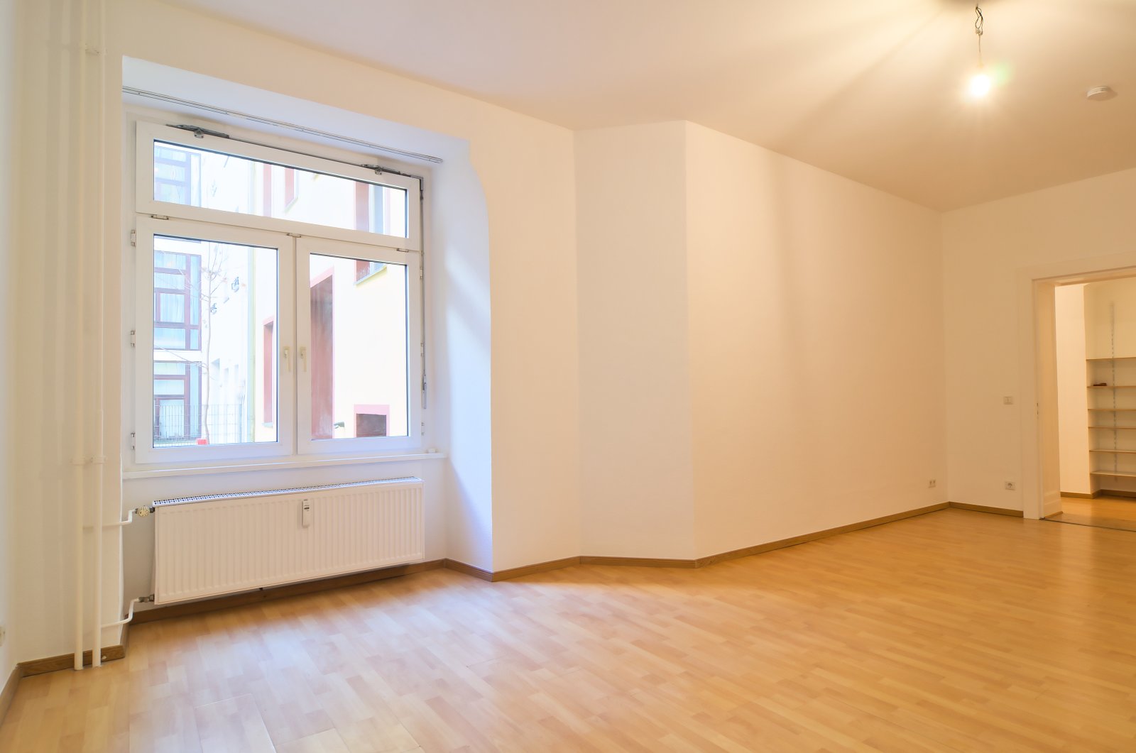 Lichtblick im Hinterhaus: Modernisierter Altbau-Traum mit Balkon