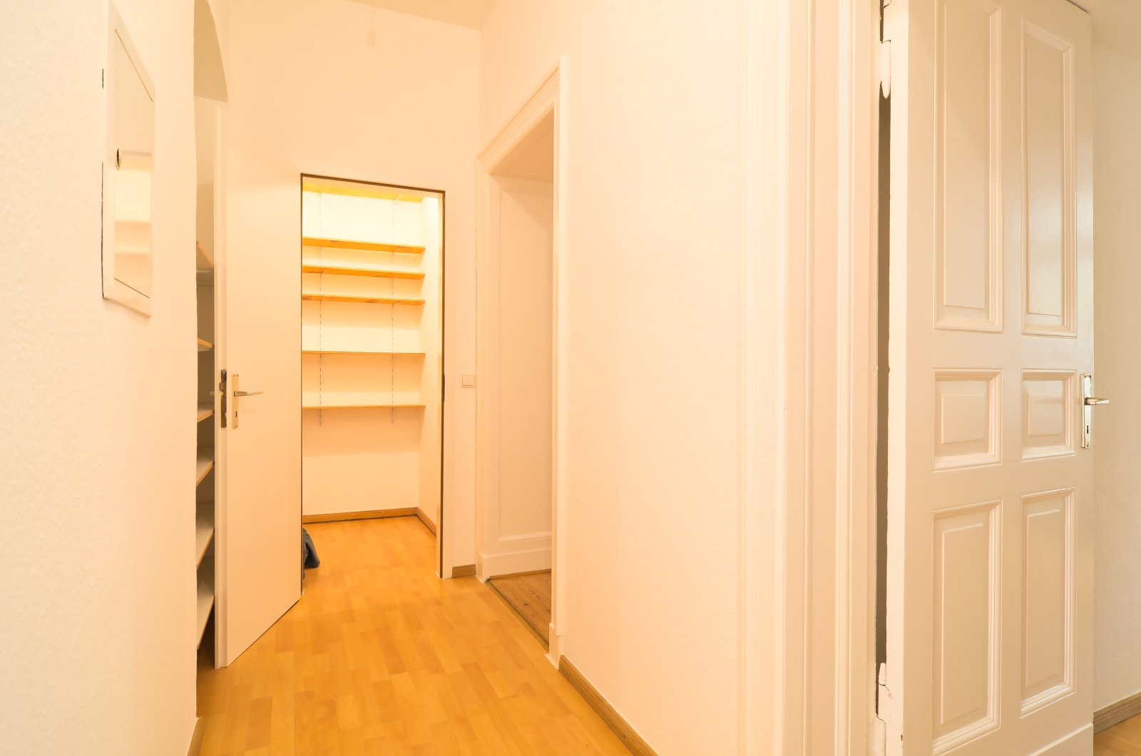 Lichtblick im Hinterhaus: Modernisierter Altbau-Traum mit Balkon