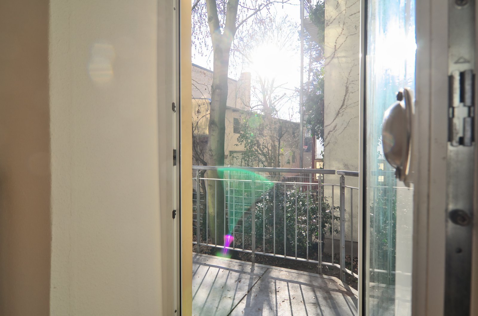 Lichtblick im Hinterhaus: Modernisierter Altbau-Traum mit Balkon