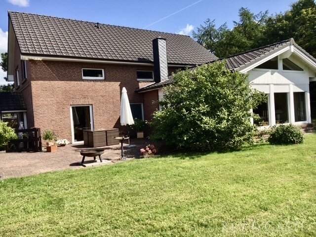 Blick auf den Garten und der Terrasse des Wohnhauses
