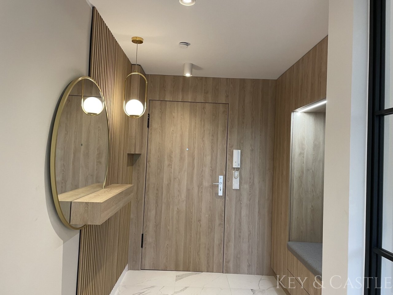 Flur mit Garderobe und Spiegel Flur mit Garderobe und Spiegel