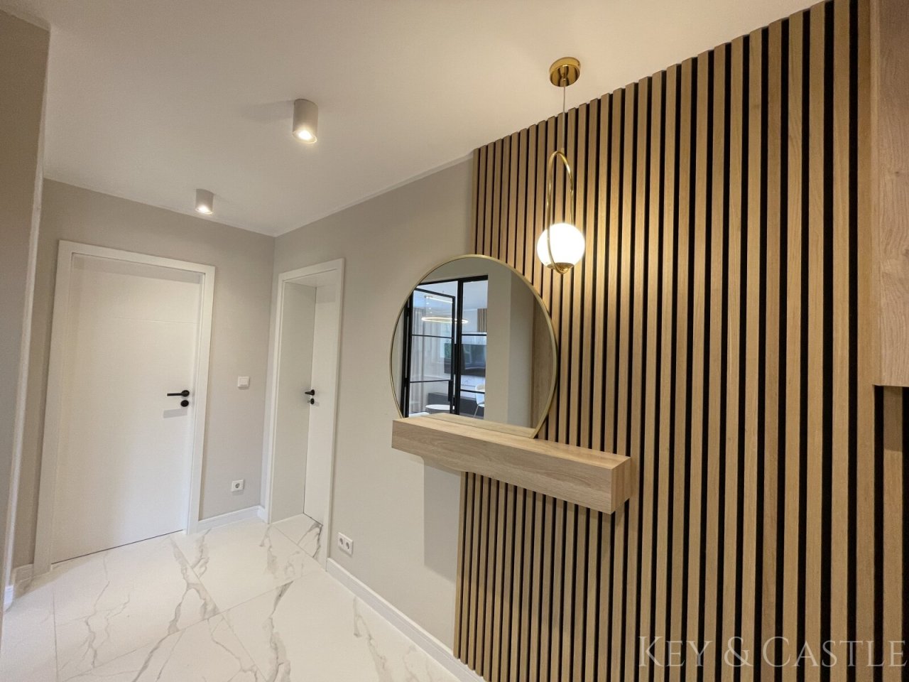 Flur mit Garderobe und Spiegel Flur mit Garderobe und Spiegel